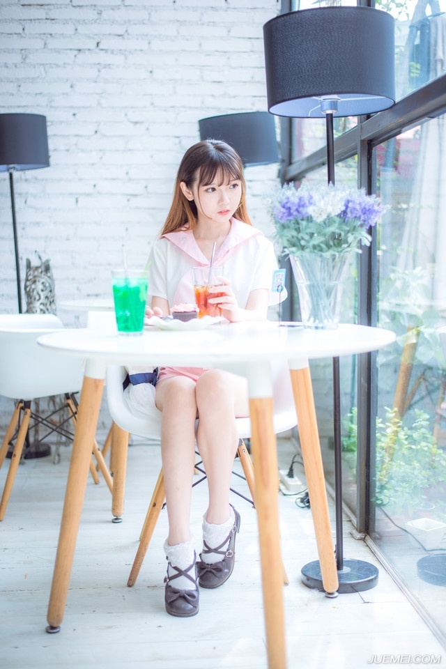 如果爱一个人，那么就会心甘情愿为他而改变。如果一个人在你面前我行素，置你不喜欢的行为而不顾，那么他就是不爱你。所以如果你不够关心他或是他不够关心你，那么你就不爱他或他不爱你。
